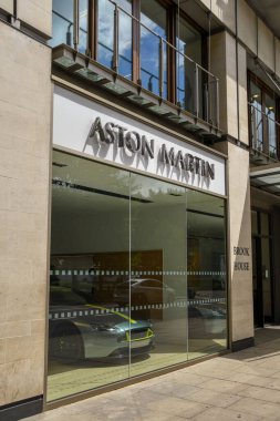 Londra, İngiltere - Haziran 2018: Londra 'nın merkezindeki Park Lane' deki Aston Martin araba galerisinin dış görünümü