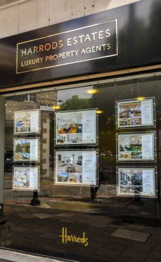 Londra, İngiltere - Haziran 2018: Londra şehir merkezindeki Park Lane 'deki Harrods Lüks Emlak Ofisinin ön penceresi