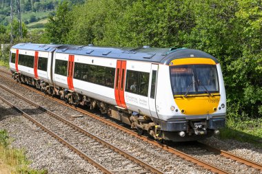 Pontyclun, Galler - Ağustos 2020: Cardiff 'e yaklaşan Galler Taşımacılığı tarafından işletilen dizel banliyö treni.