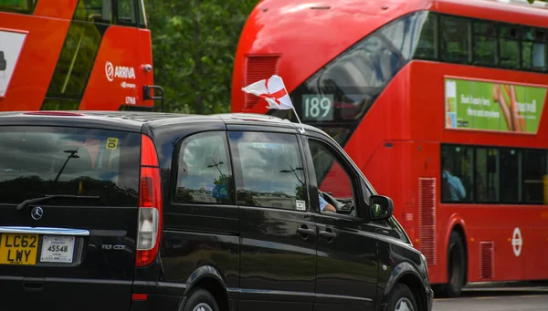 Лондон Англія Липень 2018 Року Прапор Англії Летить Таксі Центрі — стокове фото