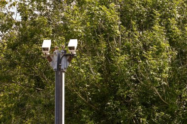 İkiz uzaktan kumandalı CCTV kameraları video izleme ve izleme için kullanılır.