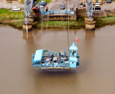 Newport, Wales - Eylül 2017: Usk Nehri 'ni geçerken Newport Taşıyıcı Köprüsü' nün gondolunun geniş açılı görüntüsü