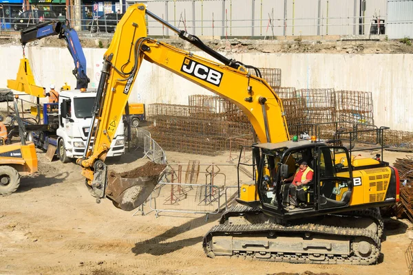 庞蒂普里德 威尔士 2018年5月 一台从事塔夫山谷再生工程的挖掘机 这是前塔夫山谷区工地上的一个重大发展 — 图库照片