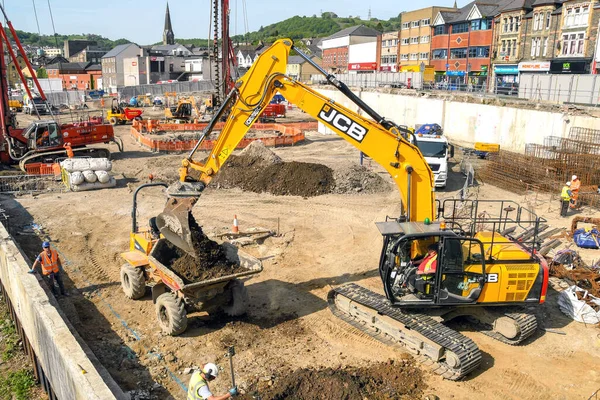 Pontypridd, Galler - Mayıs 2018: Taff vale yenilenme projesi üzerinde çalışan bir kazıcı. Eski Taff Vale bölgesinde büyük bir gelişmedir.
