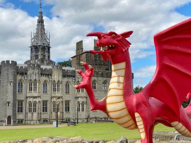 Cardiff, Wales - Ağustos 2020: Cardiff Kalesi 'nde, Galler' in ulusal bir sembolü olan kırmızı ejderhanın büyük modeli.