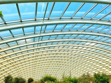 Carmarthen, Galler - Ağustos 2020: Galler Ulusal Botanik Bahçesi 'ndeki cam evin kemerli çatısı