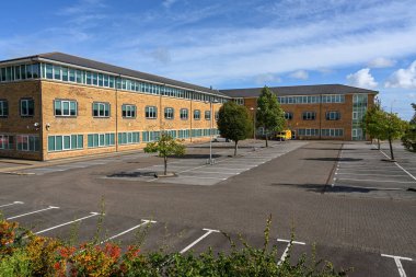 Cardiff, Wales - Ağustos 2020: Coronavirus salgını nedeniyle çalışan personel olarak boş otoparkı bulunan büyük ofis binası.