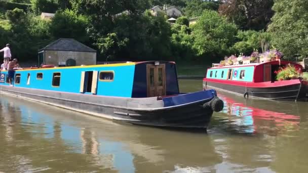 Bath England July 2019 在Kennet和Avon运河靠近巴斯的地方 一条狭窄的船 船上的人从左向右移动 经过另一条船 — 图库视频影像