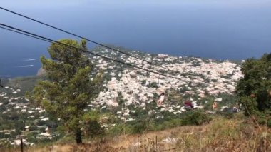 CAPRI ISLE, ITALY - 2019 AĞUSTOS: İnsanlar Capri Adası, İtalya 'daki Anacapri Dağı' nda Solaro Dağı 'ndan Anacapri Dağı' na giden teleferiğe biniyorlar. Sağdan sola dönüyor. 