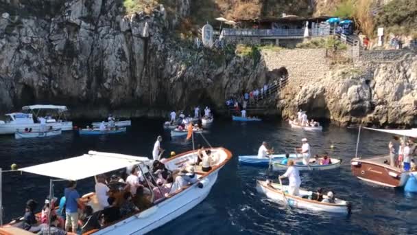 Isla Capri Italia Agosto 2019 Pequeños Barcos Botes Remos Que — Vídeos de Stock