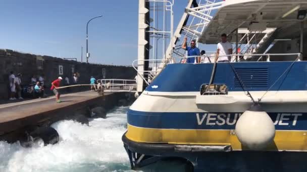 Isla Capri Italia Agosto 2019 Cuerdas Lanzadas Bordo Ferry Mientras — Vídeo de stock