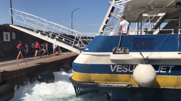 Isla Capri Italia Agosto 2019 Miembro Tripulación Bajando Pasarela Ferry — Vídeos de Stock