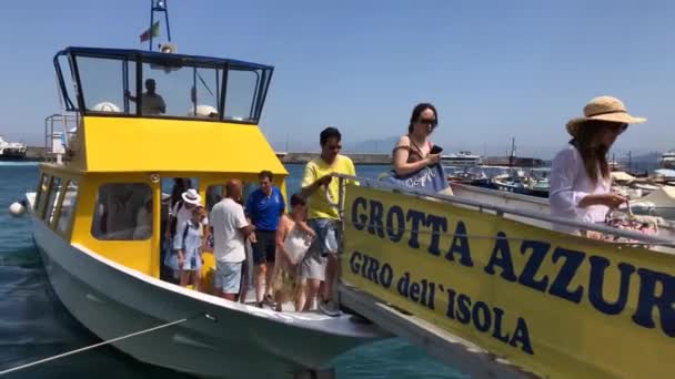 Isle Capri Italy August 2019 Член Экипажа Позиционирует Трамвай Туристического — стоковое видео