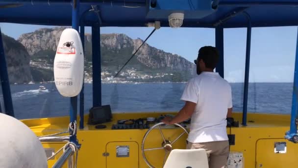 意大利卡普里岛 2019年8月 一艘观光游览船的船员驾驶着船在波涛汹涌的海面上颠簸前行 — 图库视频影像
