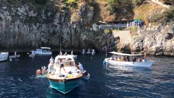 Isle Capri Włochy Sierpień 2019 Małe Łodzie Łodzie Wiosłowe Pływające — Wideo stockowe