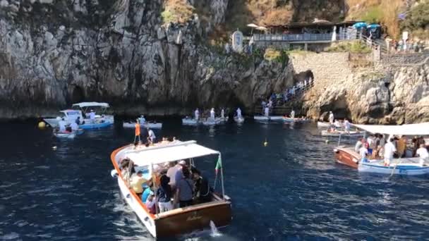 Capri Italien Augusti 2019 Små Båtar Och Roddbåtar Bobbar Upp — Stockvideo