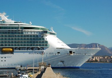 Ajaccio, Korsika, Fransa - Eylül 2011: Denizlerin Bağımsızlığı adlı yolcu gemisinin önü manzarası