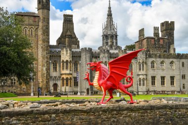 Cardiff, Wales - Ağustos 2020: Cardiff Kalesi 'nde büyük model kırmızı ejderha