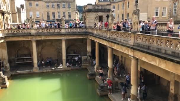 Bath England Ιουλιοσ 2019 Άνθρωποι Περπατούν Γύρω Από Άνω Μπαλκόνι — Αρχείο Βίντεο