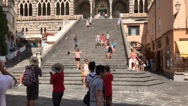 Amalfi Italien Augusti 2019 Turister Trappan Till Kyrkan Centrala Amalfi — Stockvideo