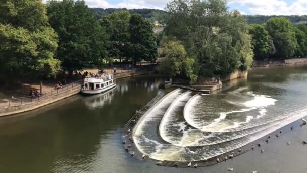 Bath England Juli 2019 Toeristische Boot Langs Pulteney Weir Aan — Stockvideo