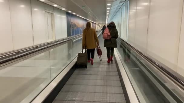 Londres Inglaterra Novembro 2019 Pessoas Usando Viajante Aeroporto Para Acelerar — Vídeo de Stock