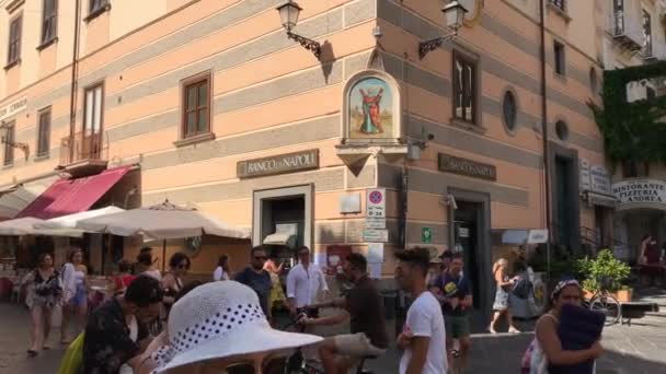 Amalfi Italy August 2019 Tourists Walking Main Street Italian Coastal — Stock Video