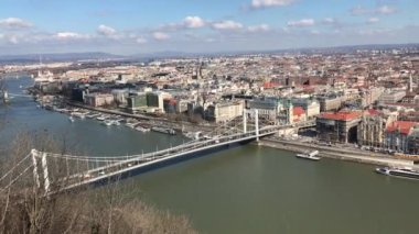 BUDAPEST, HUNGARY - Mart 2019: Tuna Nehri ve şehrin havadan görünüşü. Soldan sağa dönüyor.