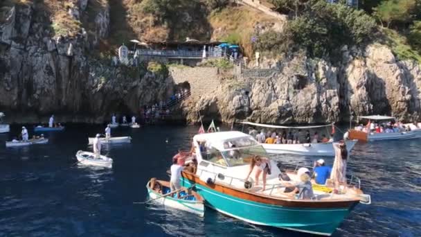 Isla Capri Italia Agosto 2019 Pequeños Barcos Botes Remos Que — Vídeo de stock