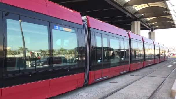 Lekki tramwaj kolejowy na lotnisku w Nicei — Wideo stockowe