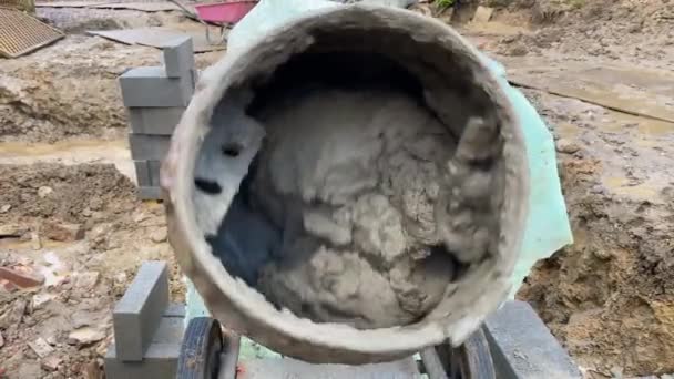 Draaiende Trommel Van Een Cementmenger Met Mortel Die Binnenin Tuimelt — Stockvideo