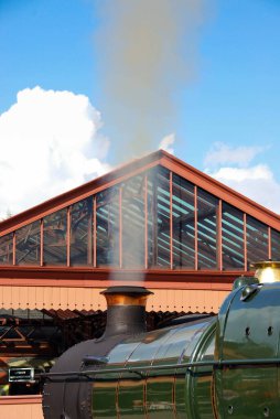 Kidderminister, İngiltere - Eylül 2016: Kidderminster İstasyonu 'ndaki Severn Vadisi buhar makinesinin hunisinden buhar yükseliyor