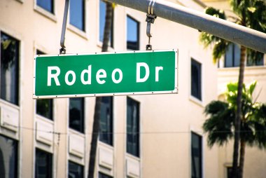 Los Angeles, Kaliforniya, ABD - Mart 2009: Beverly Hills 'teki Rodeo Drive' da yol tabelası