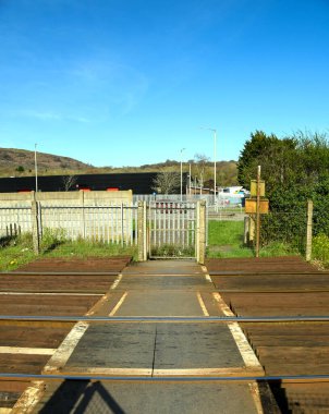  İnsansız patika bir demiryolu hattını geçiyor. 