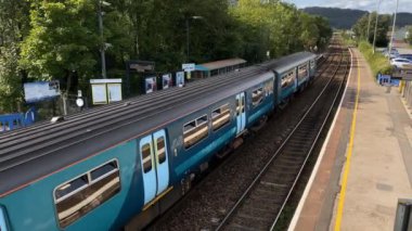 Taffs Well, Wales Eylül 2020: Cardiff yakınlarındaki Taffs tren istasyonundan ayrılan dizel banliyö treni. 