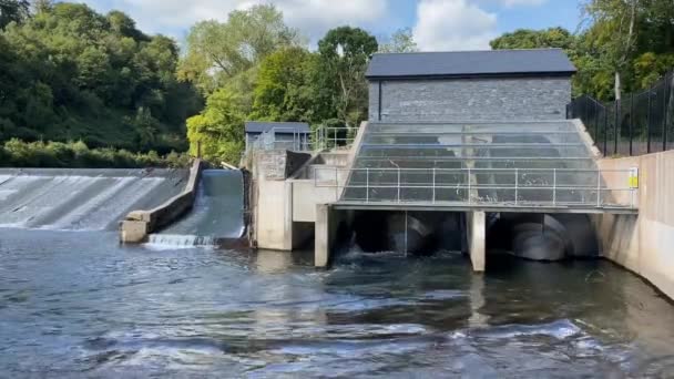 2020年9月 ウェールズ カーディフ近郊のラジャー 水道上の水力発電所 2つのアルキメデスのネジは 電気を生成するために水の流れを使用します — ストック動画