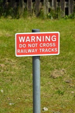 İnsanları tren raylarını geçmemeleri için uyarın.