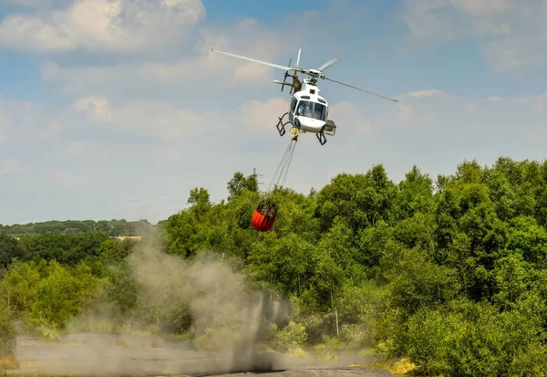 Pontypridd Wales 2018 Július Helikopter Repülés Közben Egy Nagy Vízhordó — Stock Fotó