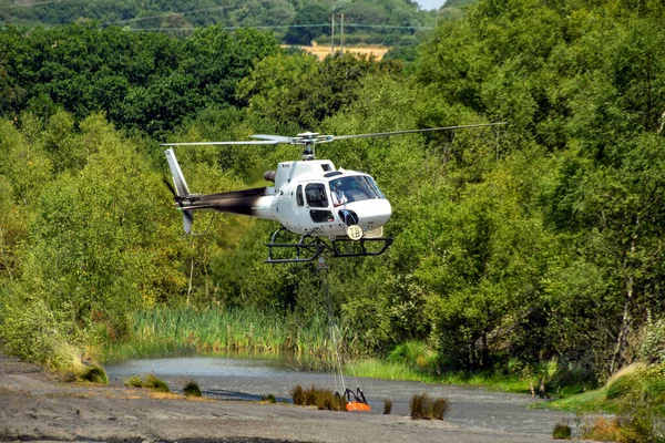 Pontypridd Wales 2018 Július Helikopter Amely Egy Vizesvödrét Tölti Fel — Stock Fotó
