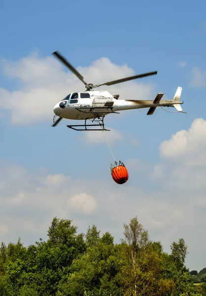 Pontypridd Wales 2018 Július Helikopter Repülés Közben Egy Nagy Vízhordó — Stock Fotó