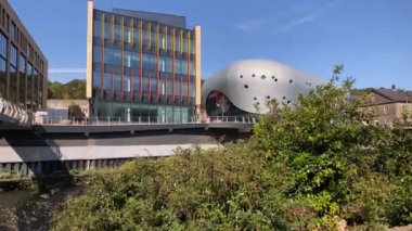 Pontypridd, Wales Eylül 2020: Pontypridd, Pontypridd 'deki Nehir Şekeri üzerinden yeni yaya köprüsünü geçen insanlar parkı yeni Taff Vale ofis gelişimine bağlıyorlar. Uzaklaştır.