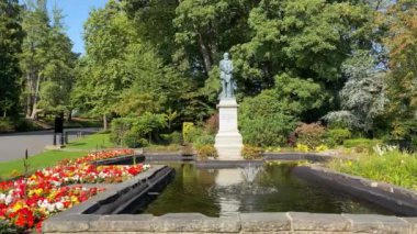 Aberdare, Wales Eylül 2020: Aberdare 'deki halk parkındaki bahçe manzaralı su özelliği. 