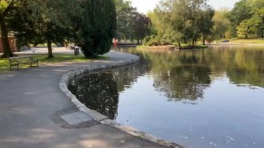 Aberdare, Wales Eylül 2020: Aberdare 'deki parktaki gölde hala su var. Soldan sağa dönüyor.
