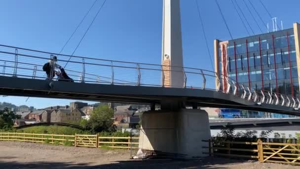 2020年9月 ウェールズのポンタイプリッド ポンタイプリッドのリバー タフに架かる新しい歩道橋 公園と新しいTaff Valeオフィス開発を接続している パンニング — ストック動画