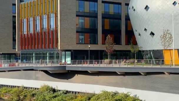 Pontypridd Wales September 2020 Gebäude Und Uferpromenade Der Neuen Bürosiedlung — Stockvideo
