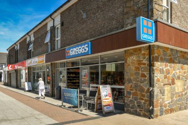 Llantwit Major, Vale of Glamorgan, Wales - Temmuz 2018: Llantwit Major 'daki Greggs pastanesinin dış görünümü