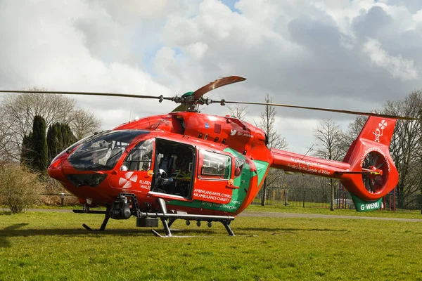 Pontypridd Wales 2018 Március Airbus Ec145 Helikopter Wales Légi Mentőszolgálattól — Stock Fotó