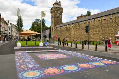 Cardiff, Wales - 20 Ağustos 2020: Cardiff Kalesi 'nin dışındaki sokakta açık hava yemek alanının işareti. Restoranların koronavirüs salgınının etkilerini atlatması için trafik yasaklandı..