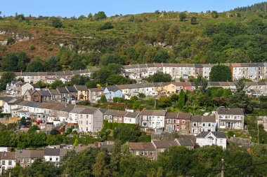 Ferndale, Rhondda Vadisi, Galler - Eylül 2020: Galler 'deki Rhondda Vadisi' nin yanında geleneksel teraslar. Bölge, koronanvirüs vakalarının artması nedeniyle 16 Eylül 'de yerel tecrit altına alındı..