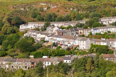 Ferndale, Rhondda Vadisi, Galler - Eylül 2020: Galler 'deki Rhondda Vadisi' nin yanında geleneksel teraslar. Bölge, koronanvirüs vakalarının artması nedeniyle 16 Eylül 'de yerel tecrit altına alındı..